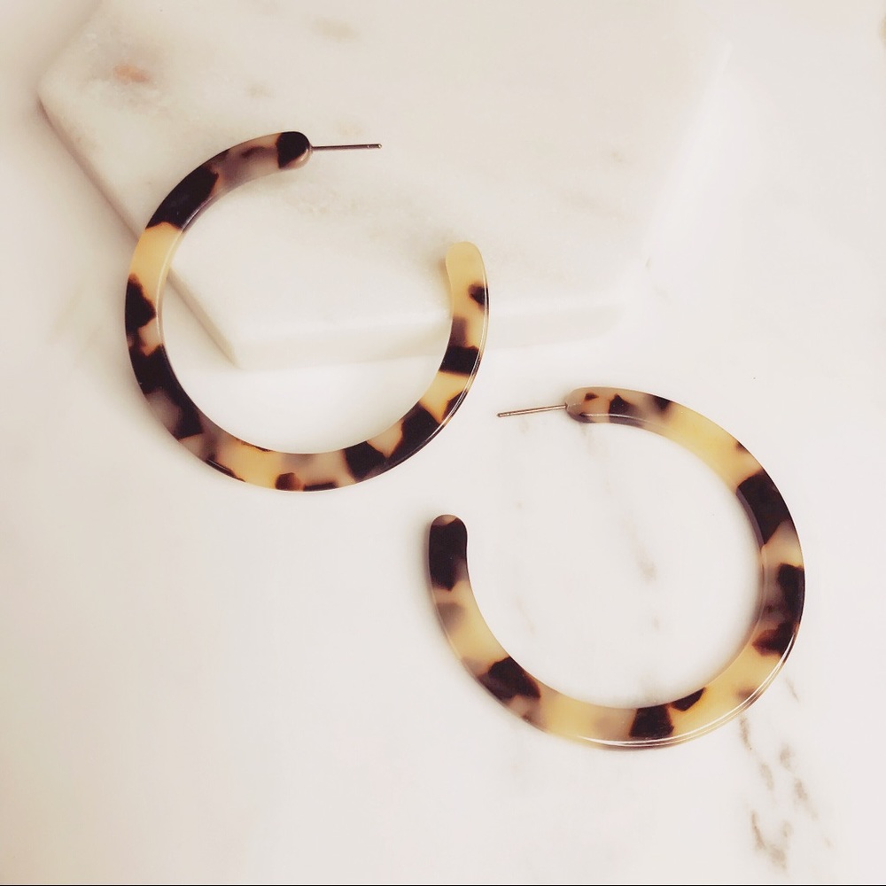 The Josephine Large Blonde Tortoise Hoop Earrings - Picture 2 of 6